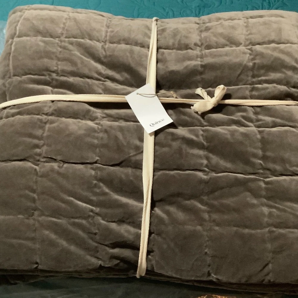 Quince King/Calif King Cotton Velvet Quilt New in package Graystone